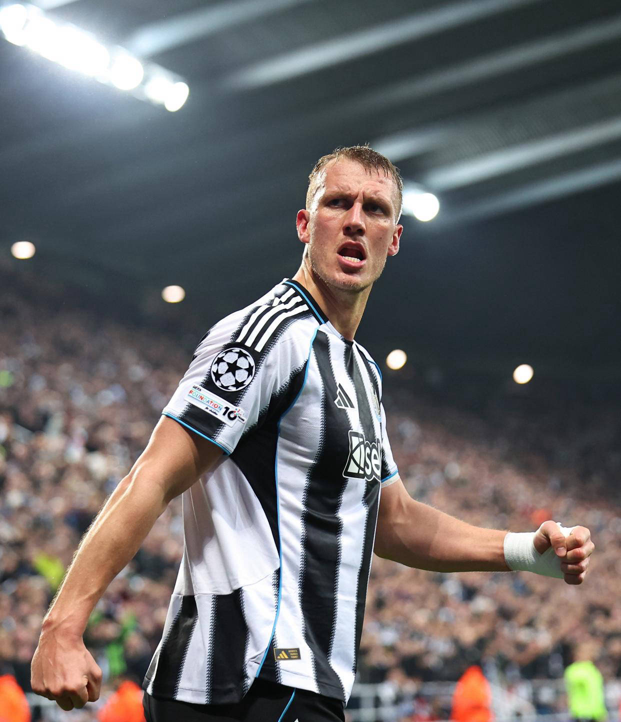 关于今夜达拉斯独行侠调整名单以备德国杯本菲卡复出首秀备战中超，国际比赛日纽卡斯尔调整名单看傻球迷的信息